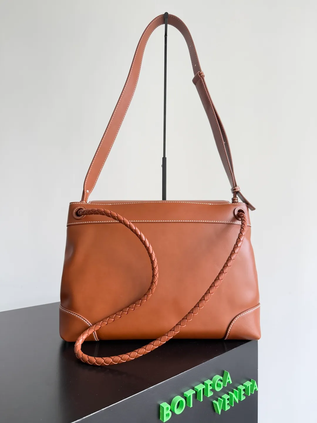 Batch 2460 BOTTEGA VENETA 2025 new men's ANDIAMO backpack Bottega Veneta's main recommendation is undoubtedly Andiamo. The first new favorite of 2025 is a men's splayed buckle bag. It can be seen that the designer has used many small ideas. The detachable cross-body strap is very convenient for elite office workers to carry their work diary. Reduce the burden on your hands when carrying office supplies. The interior is divided into two large compartments and a small zippered compartment. Unlike the women's model, the compartments here are not detachable. The fixed large single layer also makes it easier to pack lightly when going out to work and avoids the accumulation of too many small items. Style number: 807715 Size: 37*26*13cm
